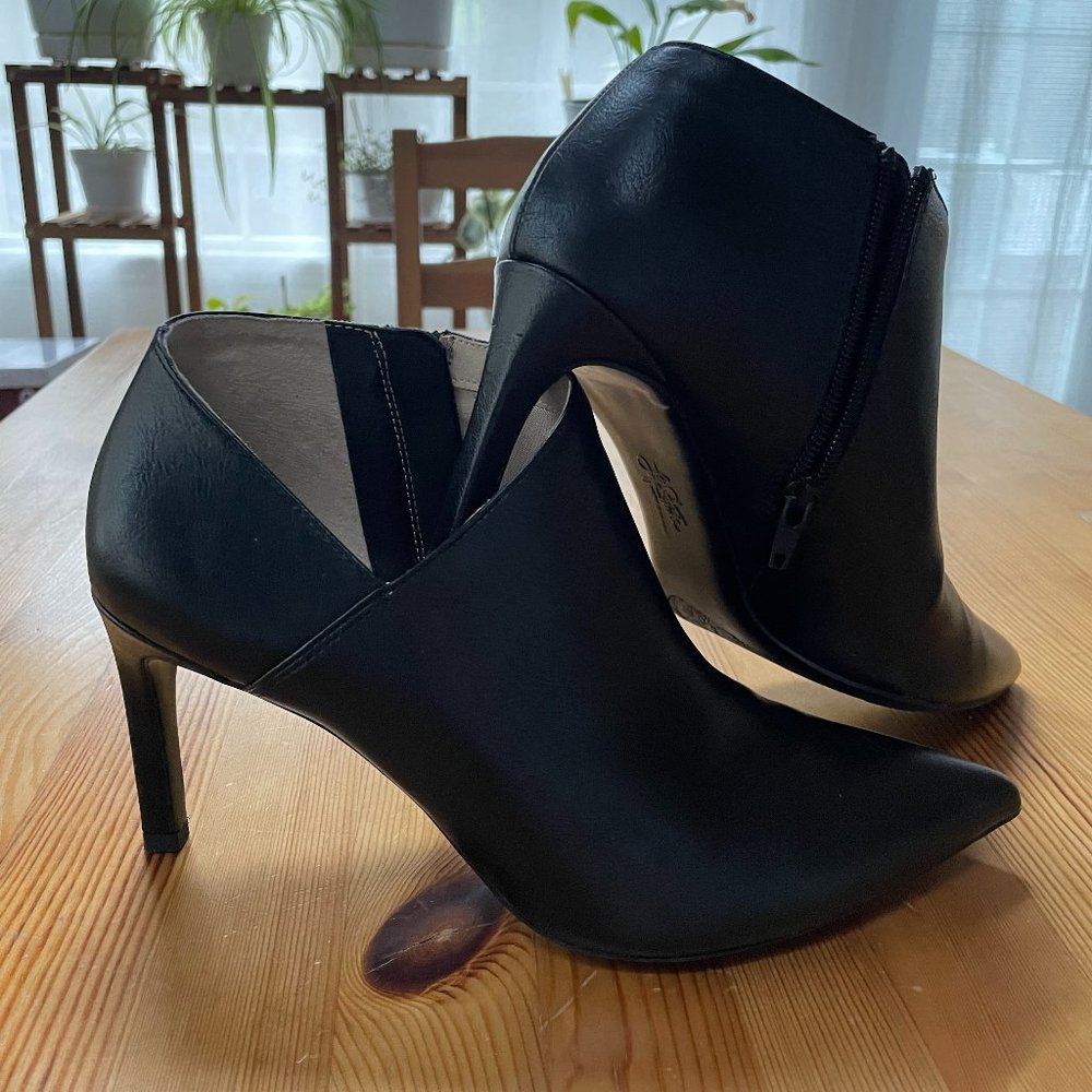 LIFE STRIDE BOOTIES-SIZE 9-9.5